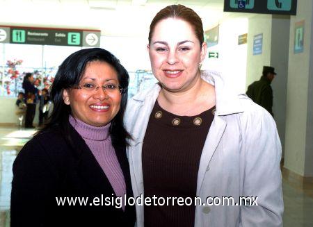 20022007
Silvia Chuc viajó a Cancún y la despidió Laura Estrella.