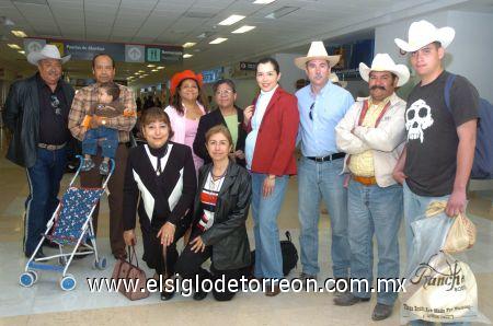 21022007
Rumbo a San Diego partió la familia Luna Meza; fue despedida por Jaime, Francisco y Jorge.