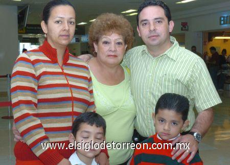 21022007
Silvia García viajó a la Ciudad de México; fue despedida por Carlos, Doris, Leonardo y Oswaldo.