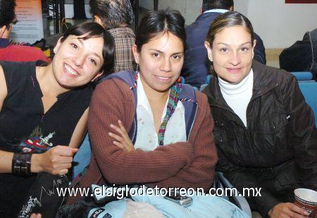 21022007
Vanessa Campos, Ale López y Mary Carmen Cobián viajaron con destino a la Ciudad de México.