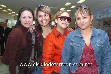 22022007
Ana Laura Gamboa llegó de Sacramento, la recibieron Liliana, Yaneth y Elena.