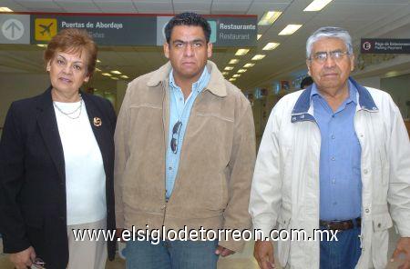 22022007
Juan Carlos Méndez viajó al DF, lo despidieron Juan y Magdalena Méndez.