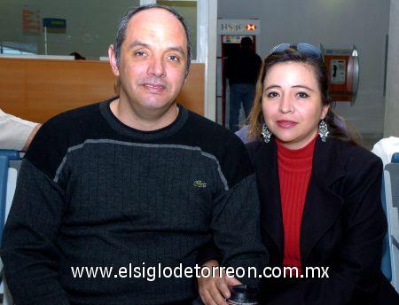 22022007
Lourdes Campos viajó a La Paz y fue despedida por Oswaldo Padilla.