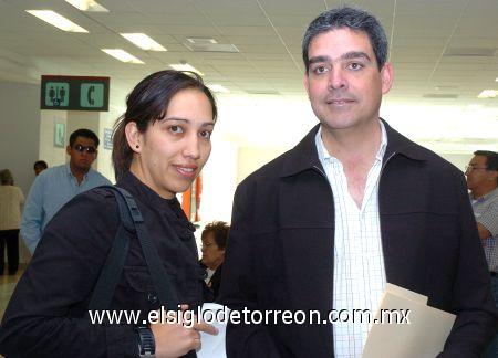 22022007
Paola Chaurand viajó a la Ciudad de México, la despidió Ángel Morales.