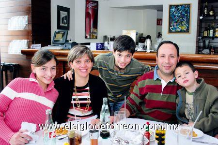 19022007
Alberto J. Juan y Gabriela G. de J. Juan acompañados de sus hijos Alberto, Gabriela y Ricardo J. Juan Garza.