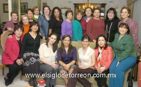19022007
Lorena, Susana y Lucía acompañadas sus amistades.
