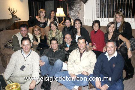21022007
Javier González celebró su cumpleaños acompañado por un grupo de amigos, quienes le organizaron una agradable reunión en la que recibió numerosas felicitaciones.
