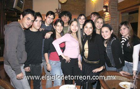 21022007
Karla María Robles Moreno festejó su cumpleaños con una reunión, acompañada por sus amigos Ana Gaby, Miriam, Janett, Bárbara, Carolina, Andrea, Melissa, Jorge, Ulises, Ismael y Jorge.
