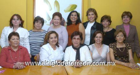 22022007
María Eugenia García de Martínez con sus amigas Lulú Alonso, María Elena Castro, Inés, Paty Ávila, Sabi de Lucatero, Lulú, Bety Vargas, Estela de Alonso, Maru de Prado, Bety Elizalde y Rosy Cepeda.