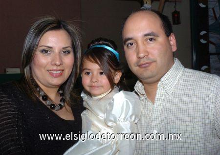 22022007
Daniela Luviano Luján junto a sus padres, Santiago y Claudia Luviano, el día que festejó su tercer cumpleaños.