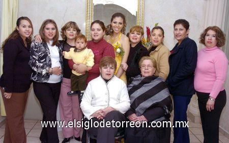 22022007
Eunice acompañada de familiares y amigas