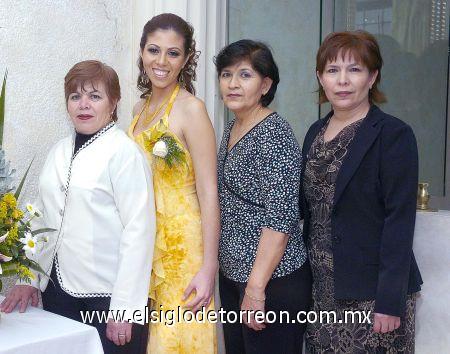 22022007
La futura novia junto a las anfitrionas, Glafira Arias de Martínez, Alicia y Ramona González Meraz.