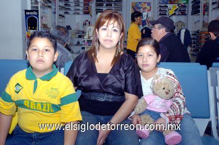 25022007 
Anabel Márquez, Jersón y Ana Isabel Lozoya viajaron a la Ciudad de México.