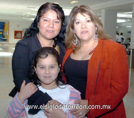 25022007 
Cande Facio viajó a Los Ángeles, la despidieron Cecy Martínez y Marlene Romo.