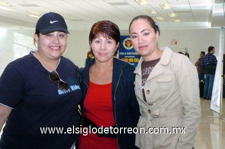 25022007 
Ivonne Castañeda e Ivonne Montenegro viajaron a Tijuana, las despidió, Claudia Borroel.