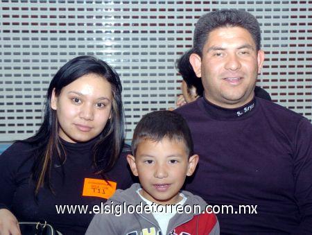 25022007 
José Refugio Reyes, Cecilia Moreno y Oswaldo Reyes viajaron a Los Ángeles.