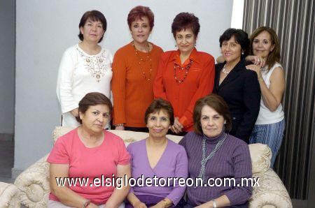 25022007 
María Elena Carrillo reunió a sus amigas del Grupo de los Martes en un festejo con motivo del Día del Amor y la Amistad.