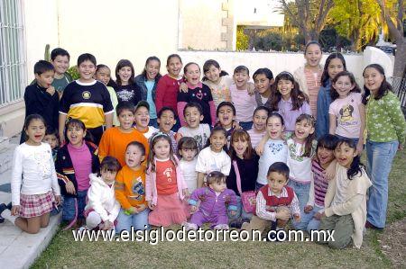 25022007 
Nelda Patricia Valdés González acompañada por un grupos de amiguitos el día que celebró su cumpleaños.