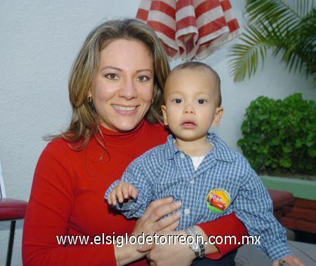 25022007 
Alejandro Sotomayor fue festejado con motivo de su cumpleaños.