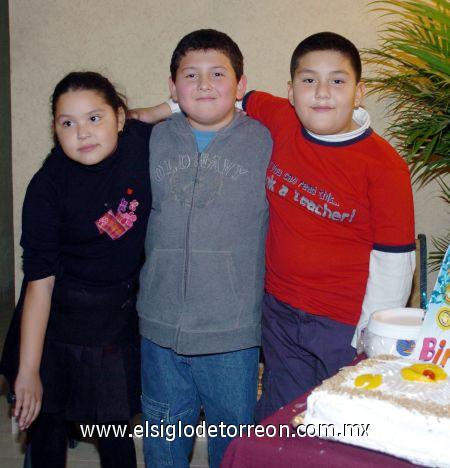 25022007 
Carlos Salomón Sáenz celebró su cumpleaños, al lado de Luis Enrique y Escarlet de León.