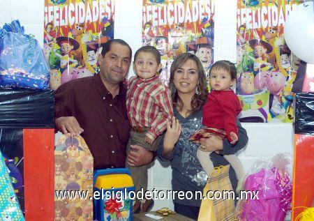 25022007 
Los pequeños Valeria y Jaime Villalobos Villanueva fueron festejados por sus padres, Jaime y Ana Lucía Villalobos, al cumplir uno y tres años de edad, respectivamente.