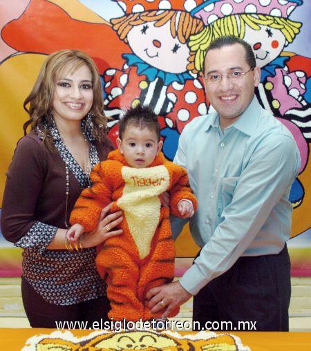 25022007 
Luis Dibe Castañeda festejó su primer año de vida al lado desus papás, Luis y María Dibe.