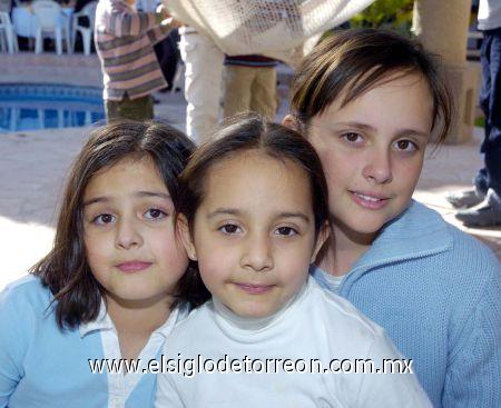 25022007 
Pamela Porras, Regina Morales y Daniela Ortiz.