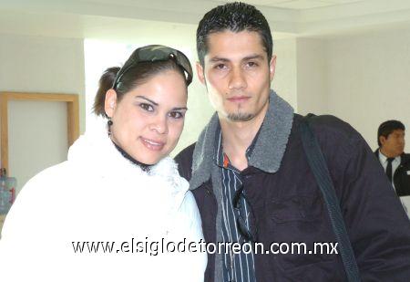 26022007
José Antonio de la Cruz viajó a Tijuana, lo despidió Nancy Salazar.