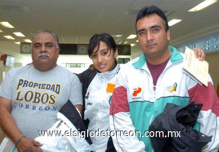 26022007
Paula Carolina López viajó a Tijuana, la despidieron Jesús y Gildardo López.