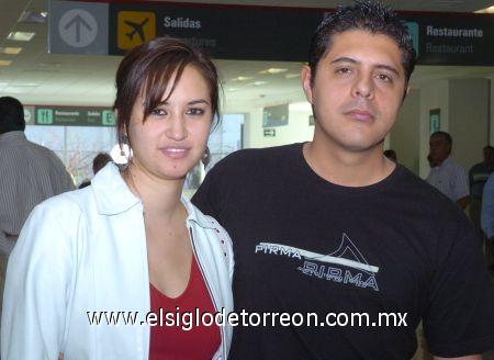 27022007
Mario Vázquez viajó a Baja California y lo despidió Claudia Villarreal.