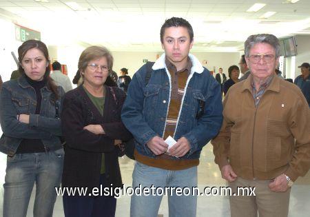 28022007
Aldo Blanco viajó a La Paz, lo despidieron Jesús, Karla y Amanda Blanco.