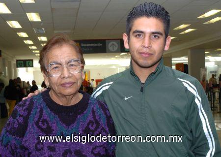 28022007
Gerardo Bobadilla viajó a Tijuana, lo despidió María de la Luz Rodríguez.