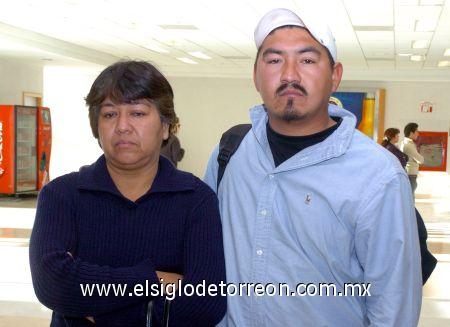 28022007
Jaime Cortez viajó a Tijuana, lo despidió Oralia Cortez.