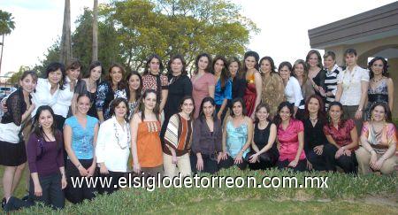 28022007
Ana Lucía Aranzábal Román lució feliz al lado de sus amigas, en esta inolvidable despedida de soltera.