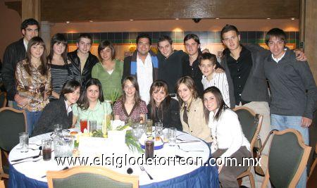 28022007
Luis Garza, Beatriz Arenal, Luis Arenal, Marianne Le Henaff, Héctor Garza, Mariel Huitrado, Marilú Garza, Miguel Cháidez, Ana Hernández, Roberto Arenal, Alejandro, Luis de la O, Ana Sofía y Adolfo, Mariana y Andrea
