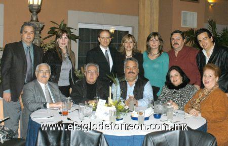 28022007
Señor obispo don José Guadalupe Galván, Manuel Mijares, Francisco Mijares, Rebeca de Mijares, Leonor de Mijares, Francisco Mijares, Tere, Ernesto Mijares, Luis Arenal, Beatriz de Arenal, Rosantina y Mauricio