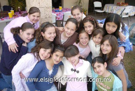 27022007
Regina González Cepeda, en su duodécimo cumpleaños, la acompañan primas y compañeras del colegio.