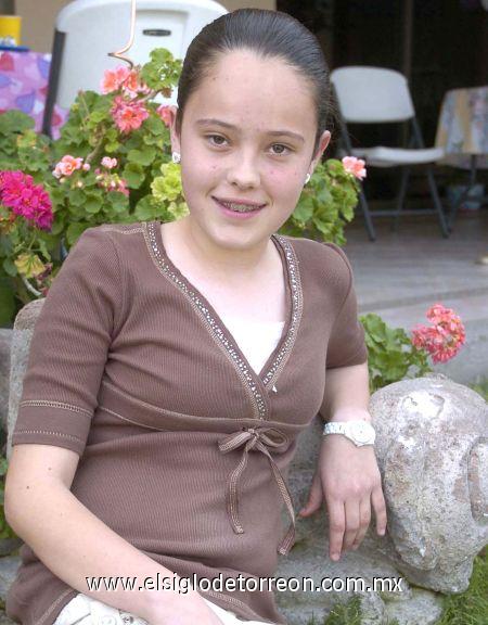 27022007
Un feliz cumpleaños, es el que le brindaron familiares y amigas a Regina.