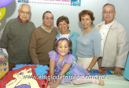 28022007
Ana Karen acompañada de sus abuelitos, Javier y Jose Ruiz, Lino y Silvia Conroy y su bisabuelito, Antonio Gutiérrez.