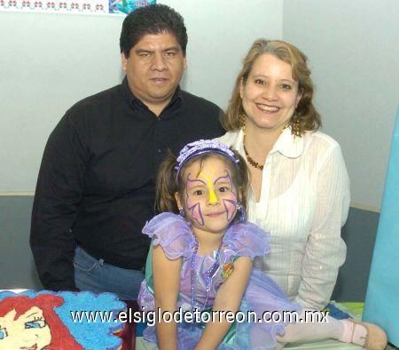 28022007
Ana Karen Ruiz Conroy fue festejada por sus papás, Ricardo y Adriana Ruiz, con motivo de su quinto cumpleaños.