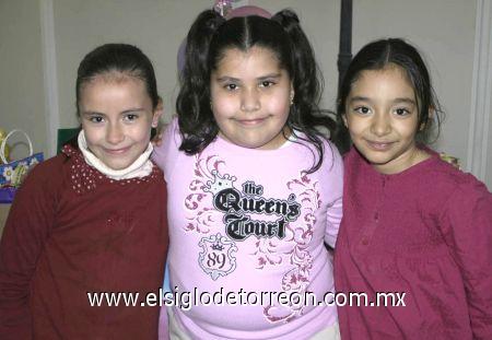 28022007
Berenice Martínez Elizondo junto a Andrea Sánchez y María Mónica Martínez, el día que celebró su cumpleaños.