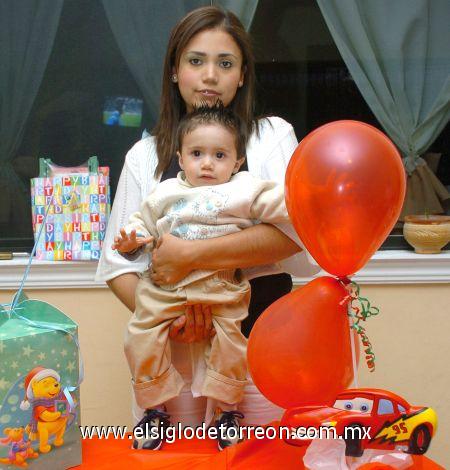 28022007
Ernestito junto a su mamá, Alejandra Cortinas, en su fiesta de cumpleaños.