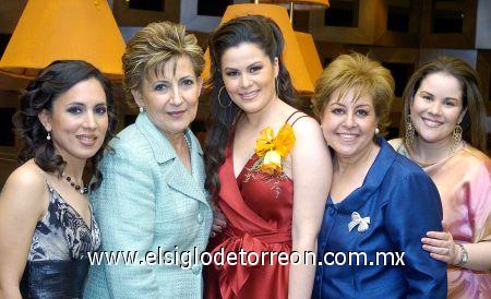 28022007
Ana Lucía al lado de su cuñada, Bety Gómez de Calvillo; su suegra, Beatriz Cantú de Gómez; su mamá, Rosario Román de Aranzábal; y su hermana, Chary Aranzábal de Montaña.
