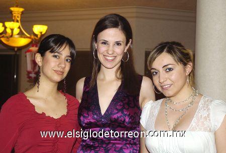 28022007
La novia acompañada de Julia Peña y Myrna Hoyos.