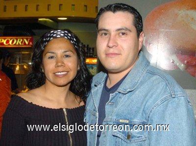 07032007
Karina Jiménez y Roberto Meza.