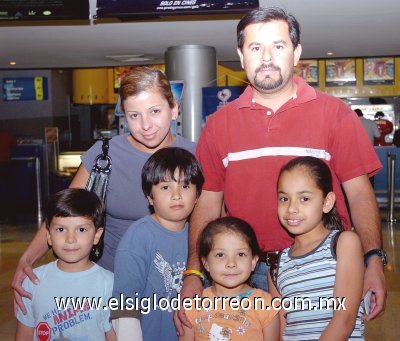 11042007
Alejandro Martínez, Adriana Anaya, Daniela y Alexa Martínez Anaya, Fer y Jorge Martínez Rangel vieron La Familia del Futuro