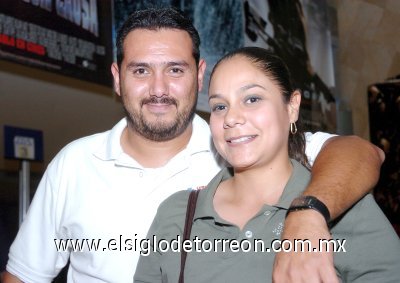 11042007
Héctor Ramírez y Liliana Gutiérrez entraron a la sala de 300