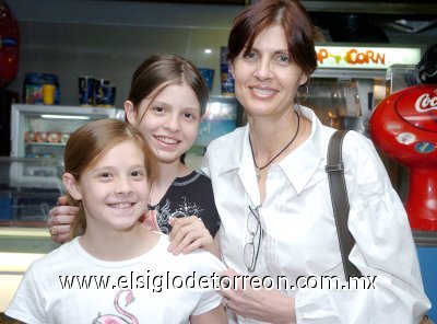 11042007
Paty Medina de Canales, Esther González e Isabel Canales disfrutaron de La Familia del Futuro
