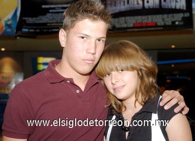 11042007
Rodolfo Padilla y Daniela Nares compraron voletos para la función de Casa Patas Arriba