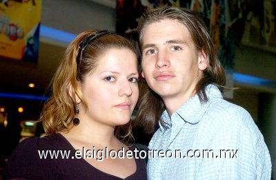 02042007
Pamela Flores y Christian Soto disfrutaron la película Prueba de Fe.